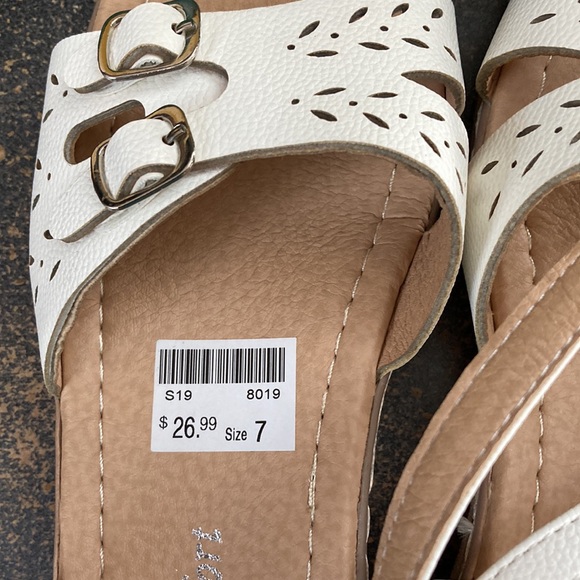 Fab comfort women sandals. Size 7. White color. - Picture 3 of 4